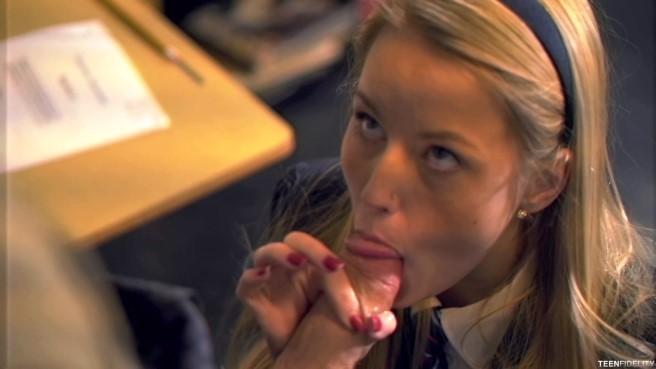 Блондинка угостила преподавателя минетом и отдалась на трах