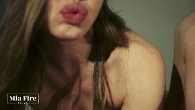 Грудастая блондинка пихает толстый член в ротик и глотает сперму