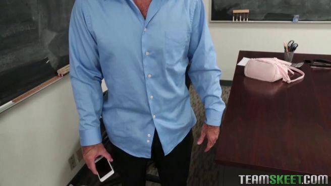 Бородатый препод оттрахал студентку в короткой юбке