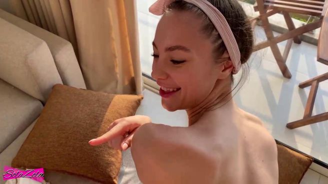 Худышку ебут перед другом в рот и пизду