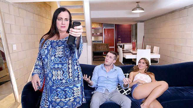 Парень трахает раком подругу своей девушки, пока та спит