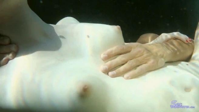 Красивый секс молодой семейной пары под водой